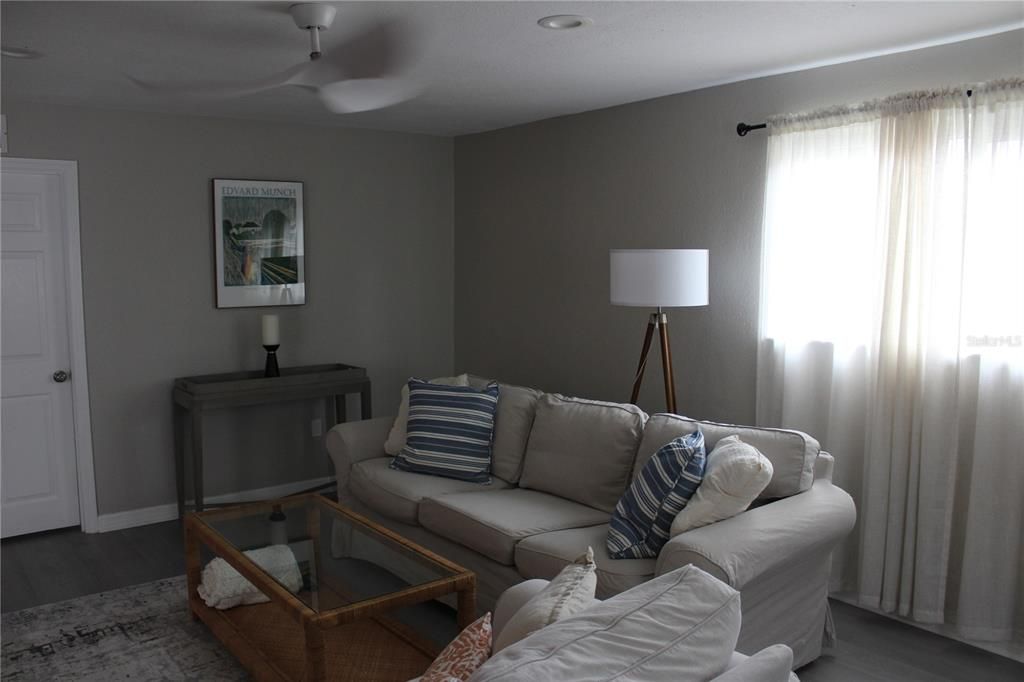 En Venta: $479,000 (4 camas, 2 baños, 1271 Pies cuadrados)