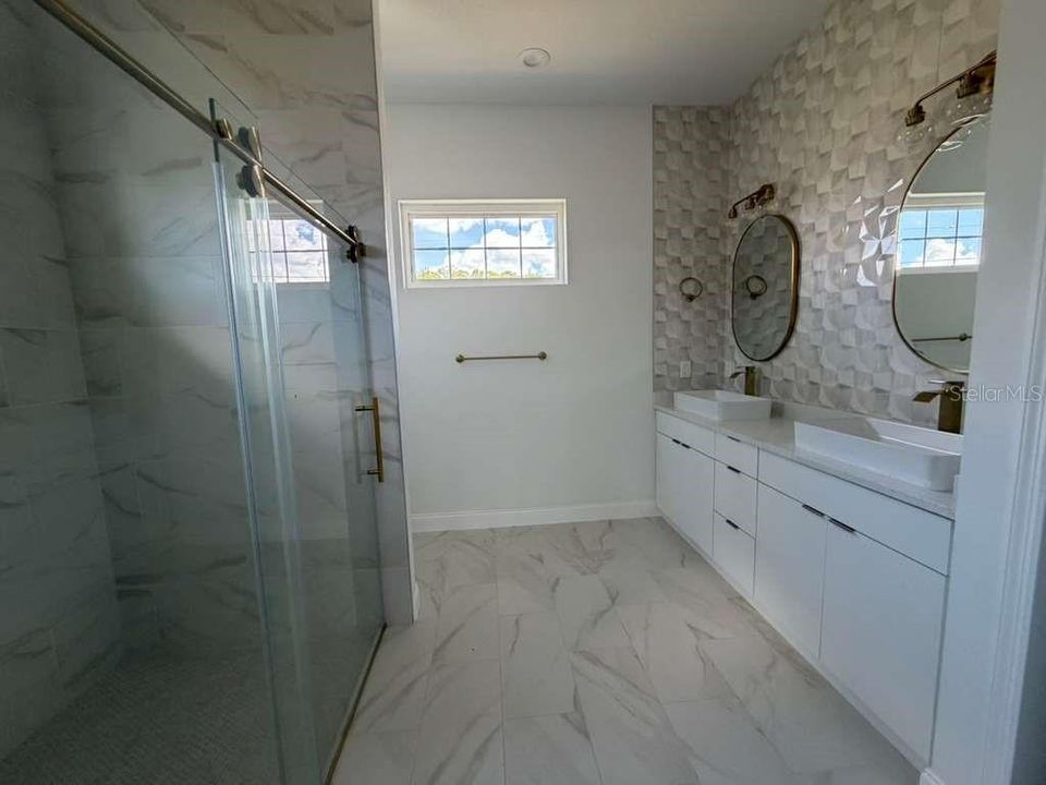 Activo con contrato: $399,999 (4 camas, 2 baños, 1932 Pies cuadrados)