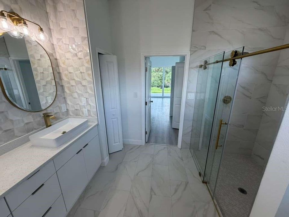 Activo con contrato: $399,999 (4 camas, 2 baños, 1932 Pies cuadrados)