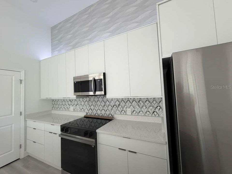 Activo con contrato: $399,999 (4 camas, 2 baños, 1932 Pies cuadrados)