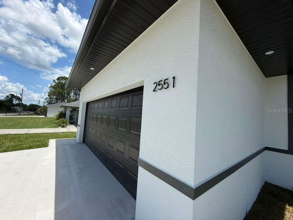 Activo con contrato: $399,999 (4 camas, 2 baños, 1932 Pies cuadrados)
