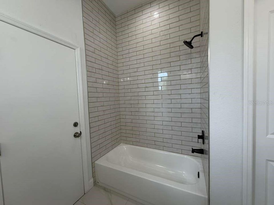 Activo con contrato: $399,999 (4 camas, 2 baños, 1932 Pies cuadrados)