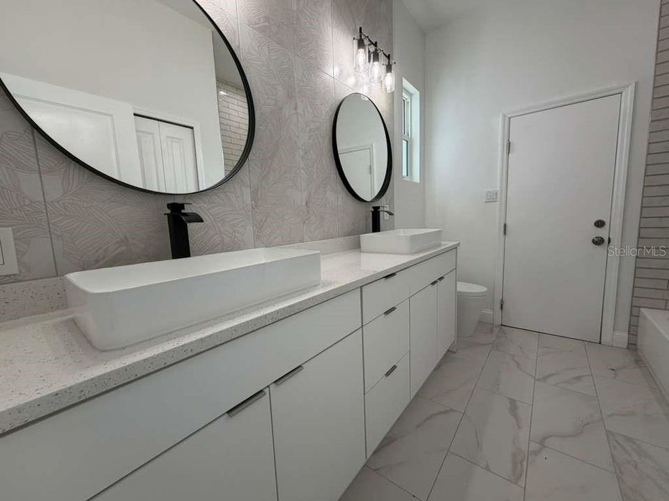 Activo con contrato: $399,999 (4 camas, 2 baños, 1932 Pies cuadrados)