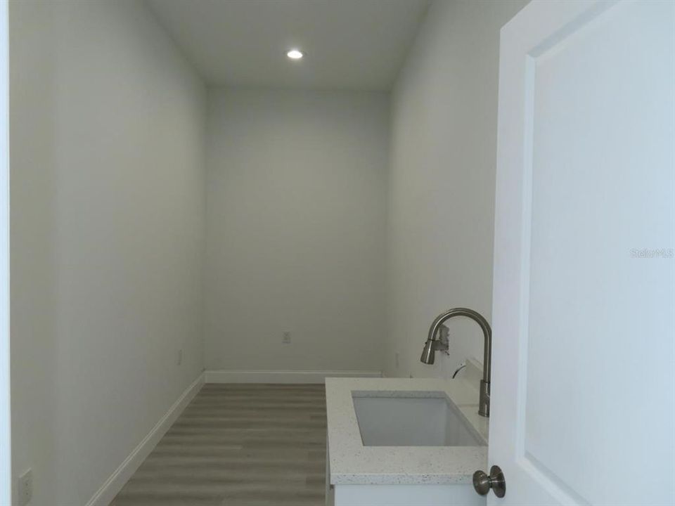 Activo con contrato: $399,999 (4 camas, 2 baños, 1932 Pies cuadrados)