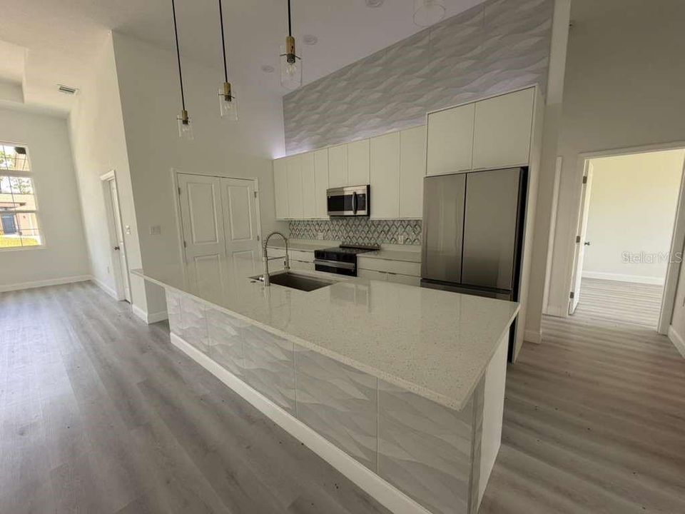 Activo con contrato: $399,999 (4 camas, 2 baños, 1932 Pies cuadrados)
