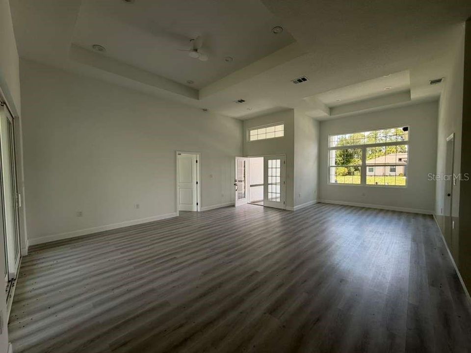 Activo con contrato: $399,999 (4 camas, 2 baños, 1932 Pies cuadrados)