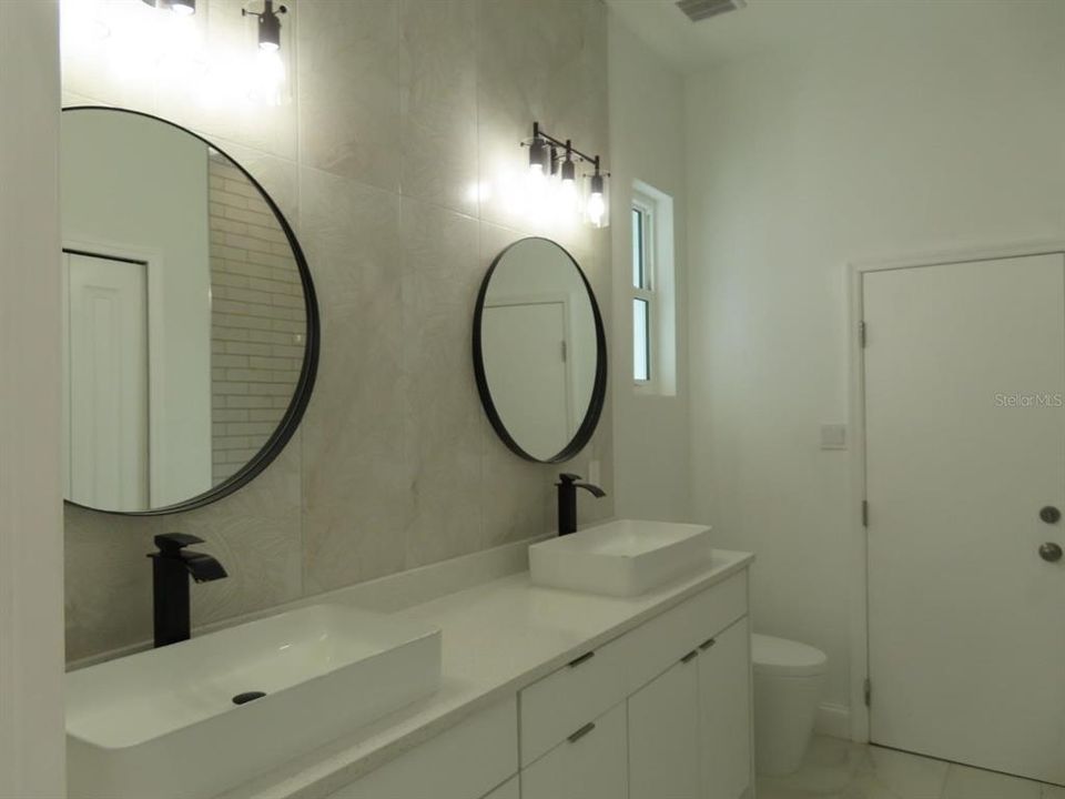 Activo con contrato: $399,999 (4 camas, 2 baños, 1932 Pies cuadrados)