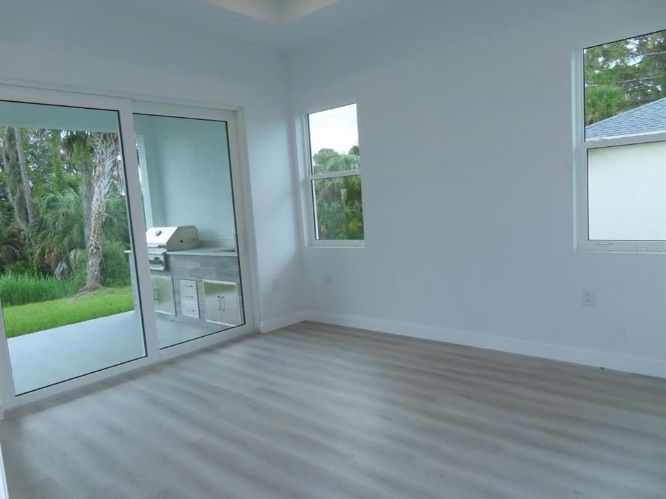 Activo con contrato: $399,999 (4 camas, 2 baños, 1932 Pies cuadrados)