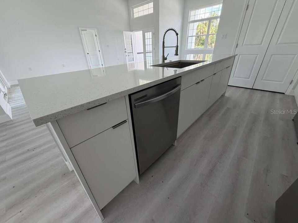 Activo con contrato: $399,999 (4 camas, 2 baños, 1932 Pies cuadrados)