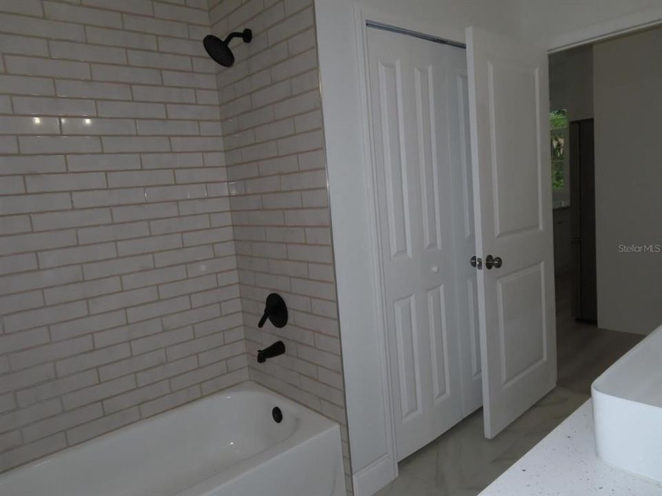 Activo con contrato: $399,999 (4 camas, 2 baños, 1932 Pies cuadrados)