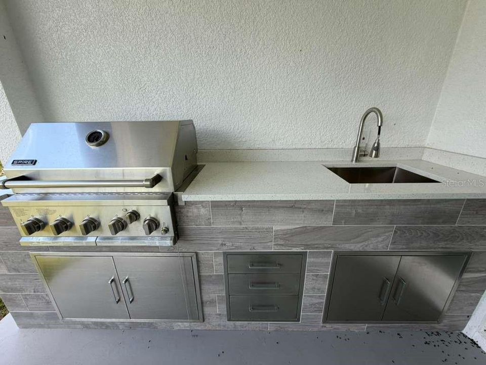 Activo con contrato: $399,999 (4 camas, 2 baños, 1932 Pies cuadrados)