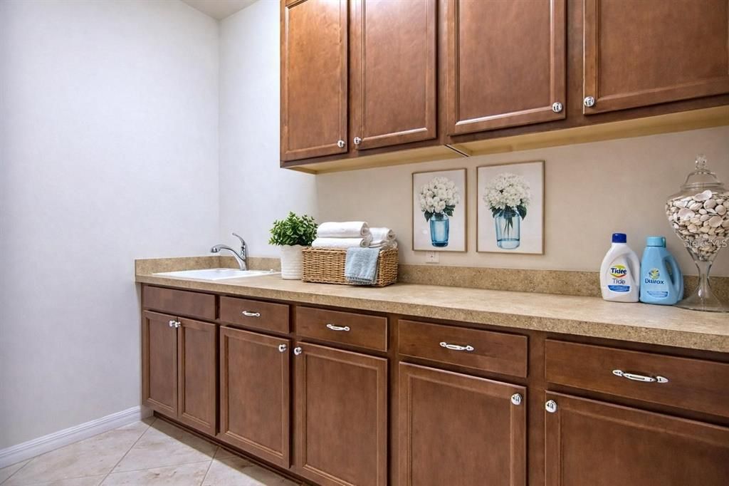 For Sale: $499,900 (5 beds, 2 baths, 2856 Square Feet)