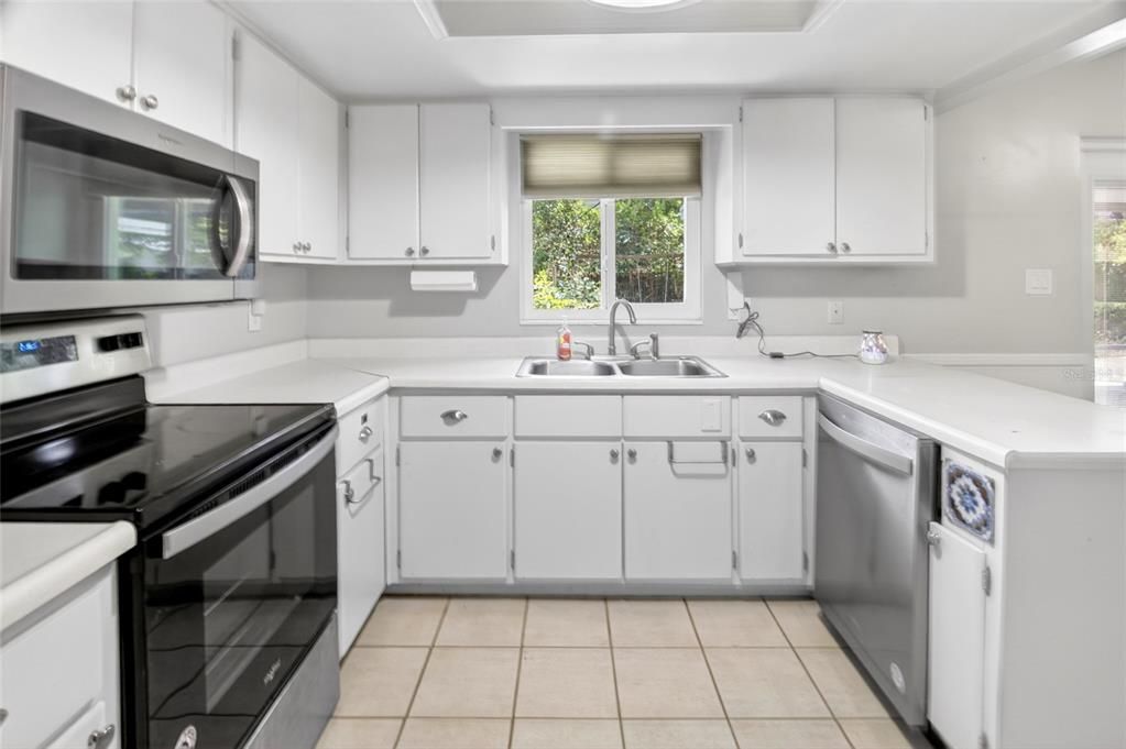 For Sale: $299,900 (3 beds, 2 baths, 1215 Square Feet)