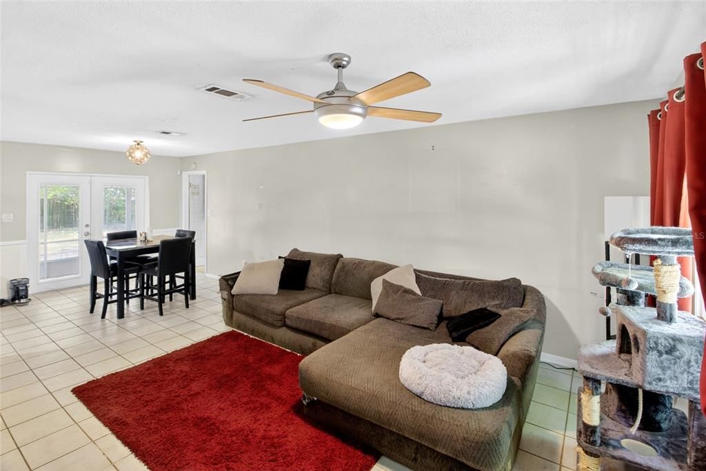 For Sale: $299,900 (3 beds, 2 baths, 1215 Square Feet)