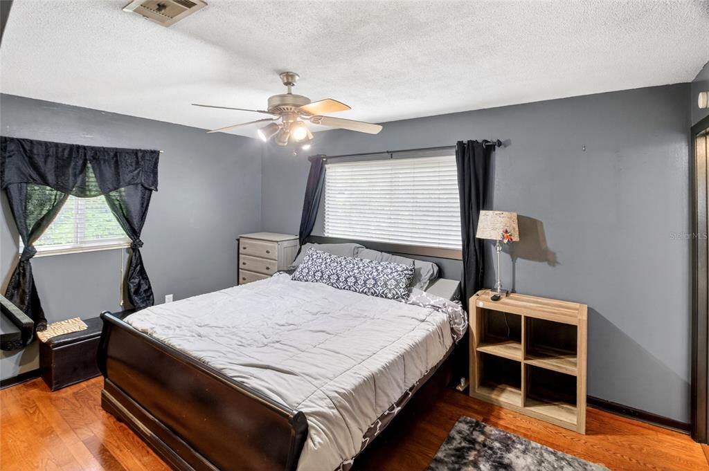 For Sale: $299,900 (3 beds, 2 baths, 1215 Square Feet)
