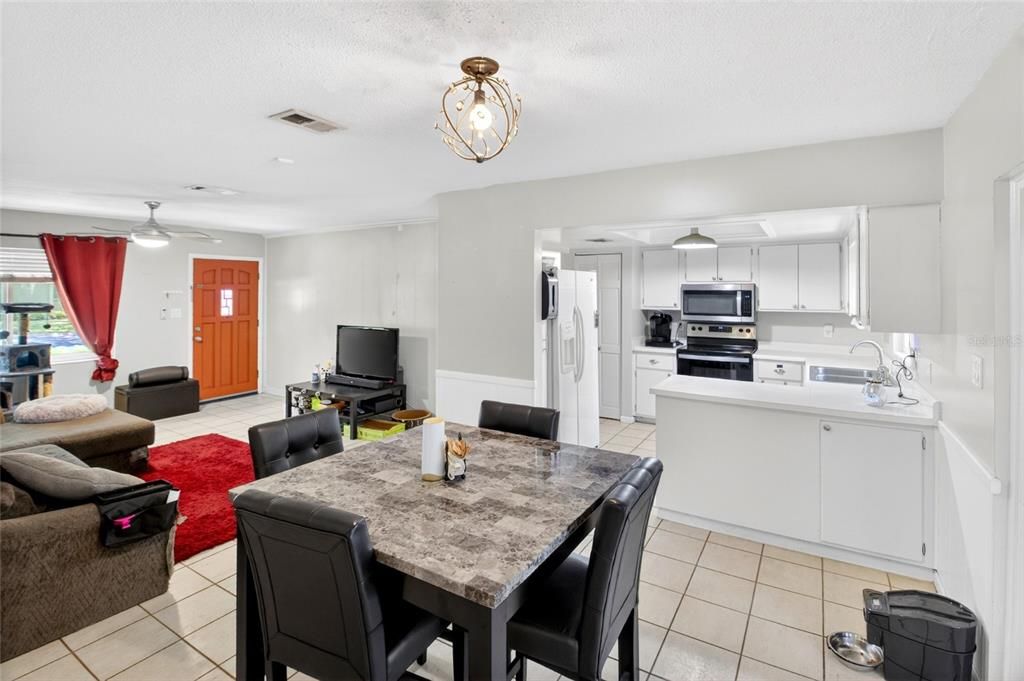 For Sale: $299,900 (3 beds, 2 baths, 1215 Square Feet)
