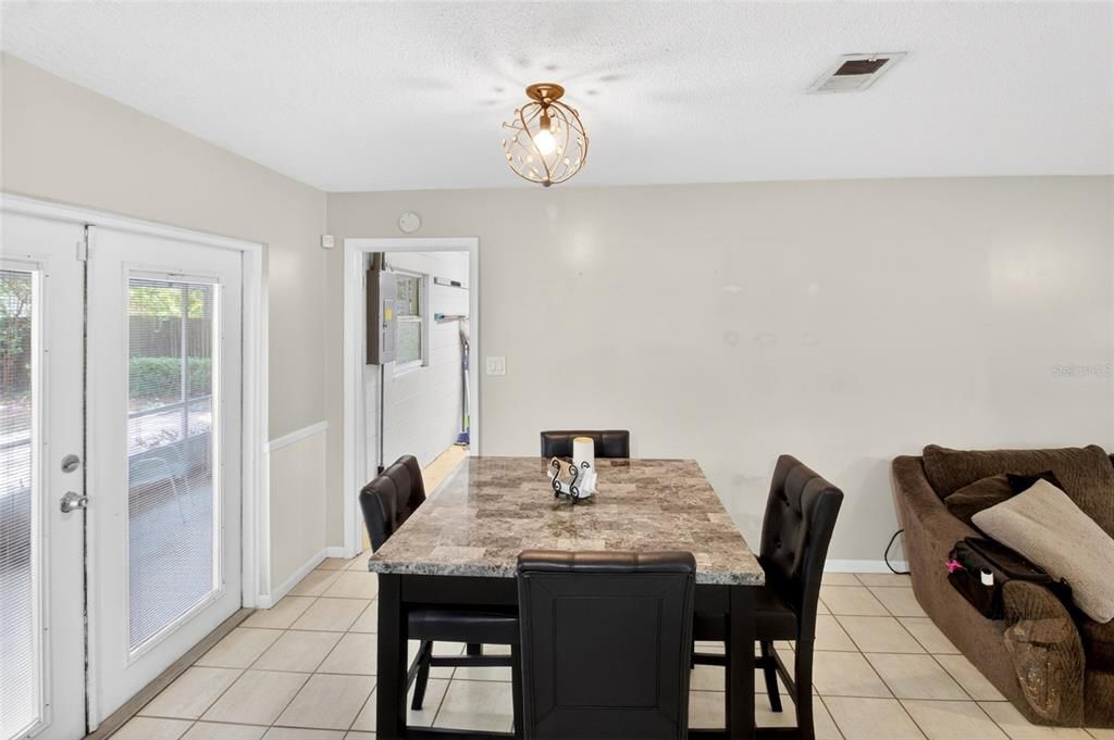 For Sale: $299,900 (3 beds, 2 baths, 1215 Square Feet)