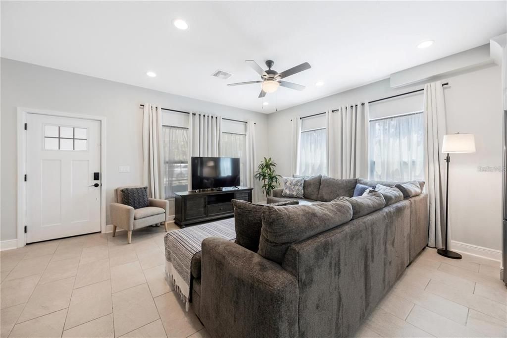En Venta: $749,000 (4 camas, 3 baños, 2550 Pies cuadrados)