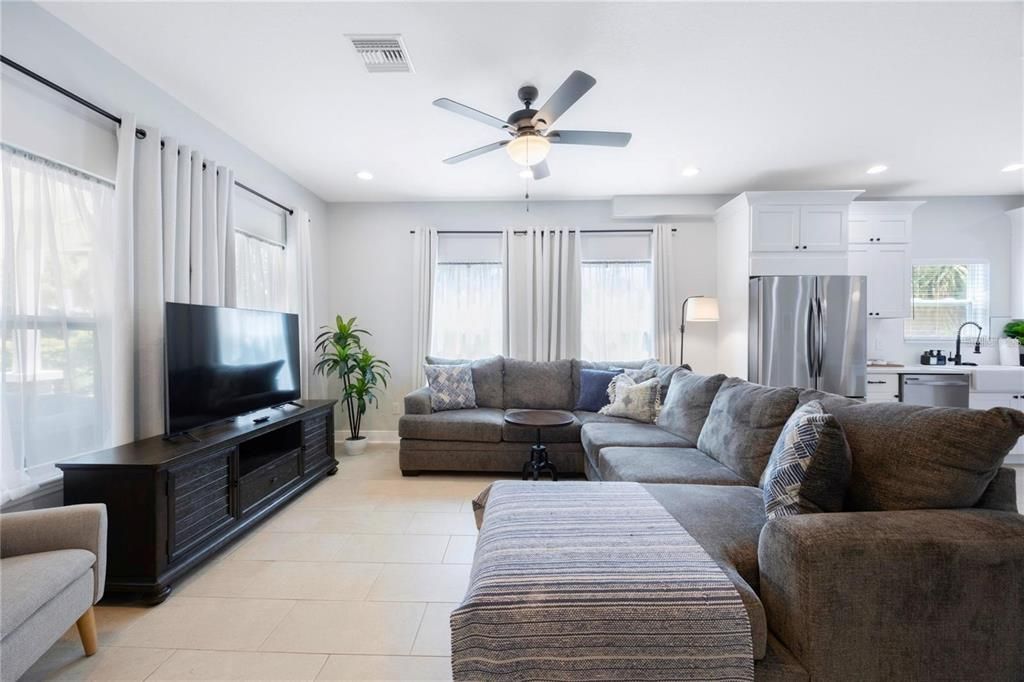 En Venta: $749,000 (4 camas, 3 baños, 2550 Pies cuadrados)