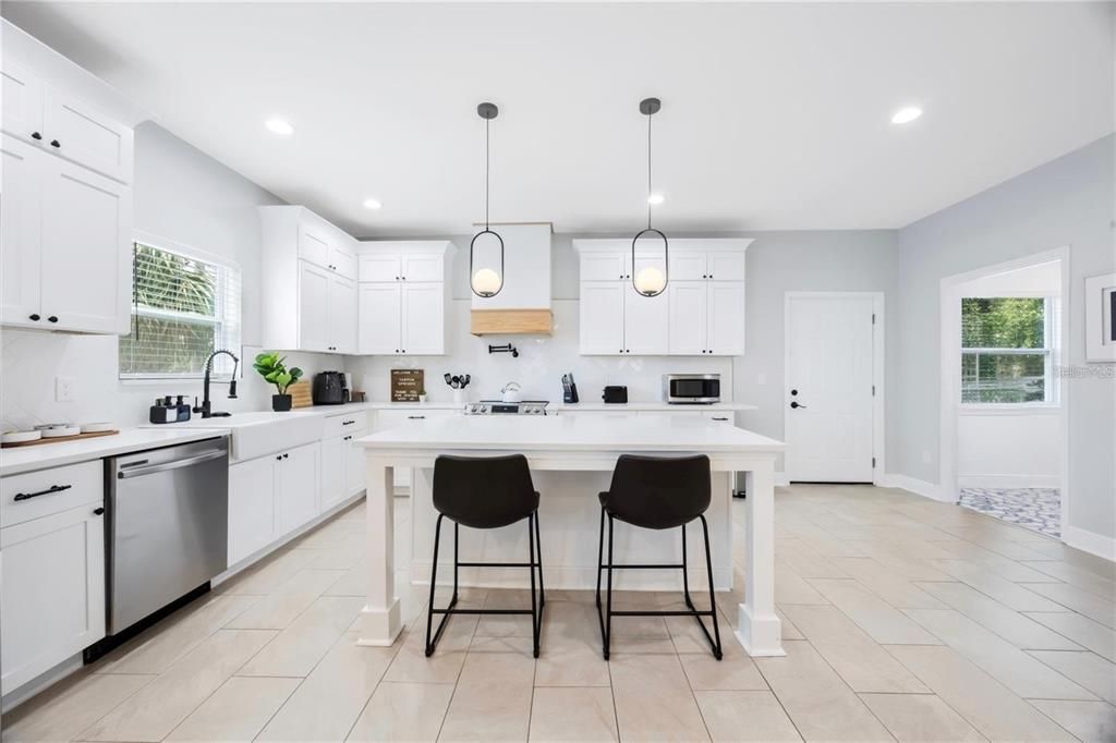 En Venta: $749,000 (4 camas, 3 baños, 2550 Pies cuadrados)