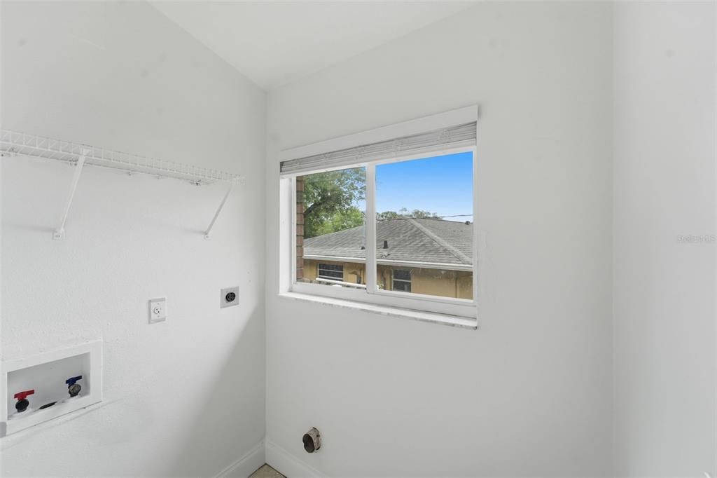 For Sale: $349,900 (4 beds, 3 baths, 1906 Square Feet)