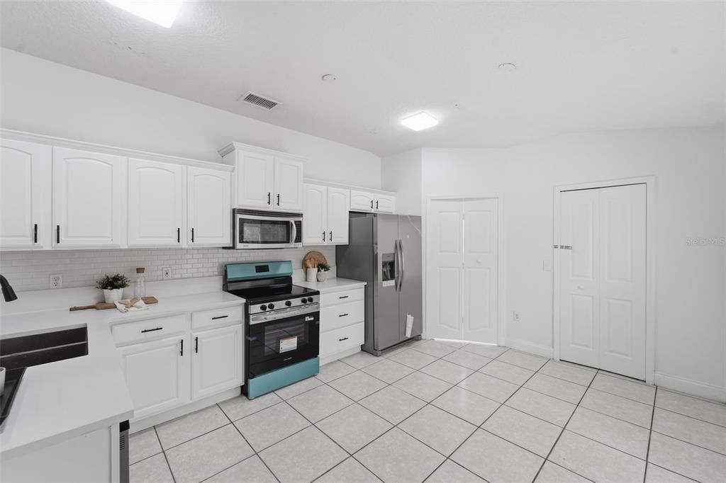 For Sale: $349,900 (4 beds, 3 baths, 1906 Square Feet)