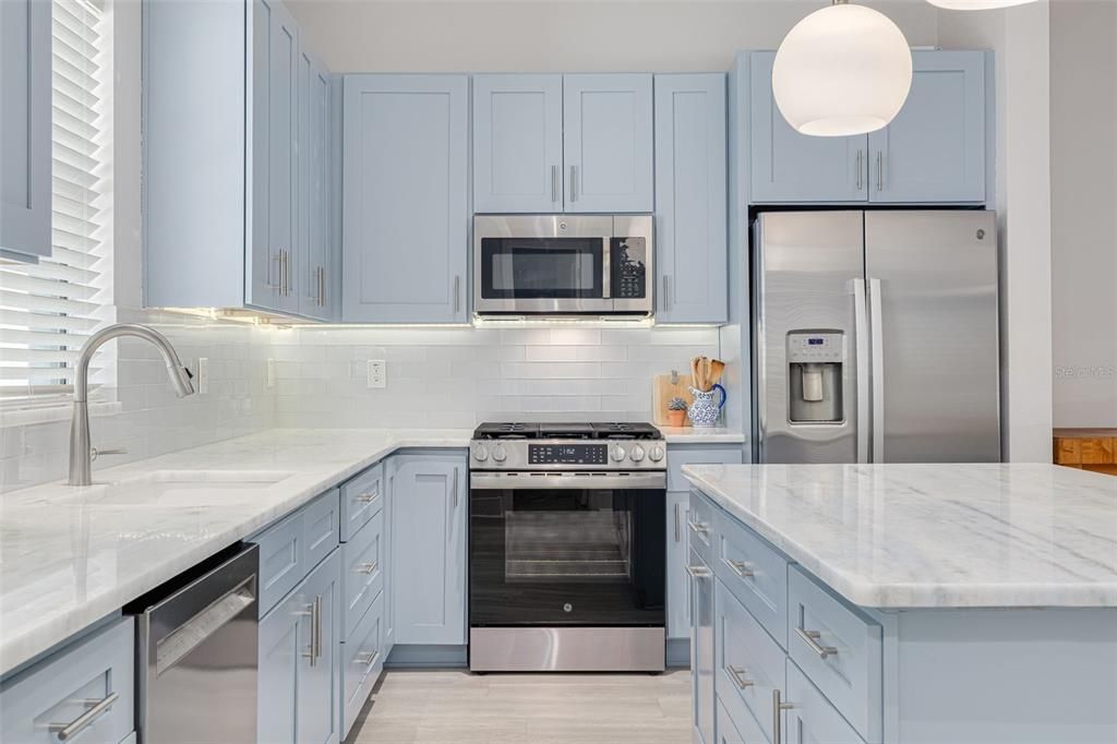 For Sale: $650,000 (3 beds, 3 baths, 1827 Square Feet)