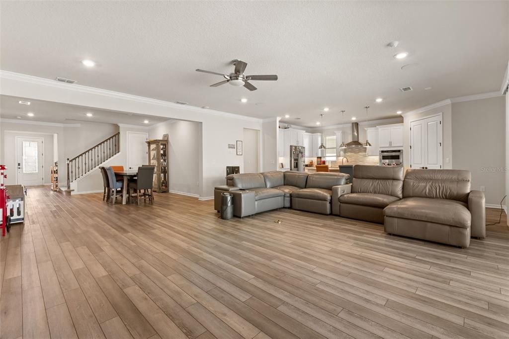For Sale: $929,000 (5 beds, 5 baths, 4495 Square Feet)