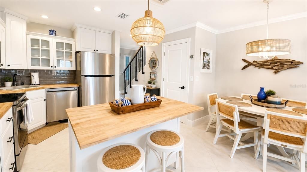 For Sale: $335,000 (2 beds, 2 baths, 1184 Square Feet)