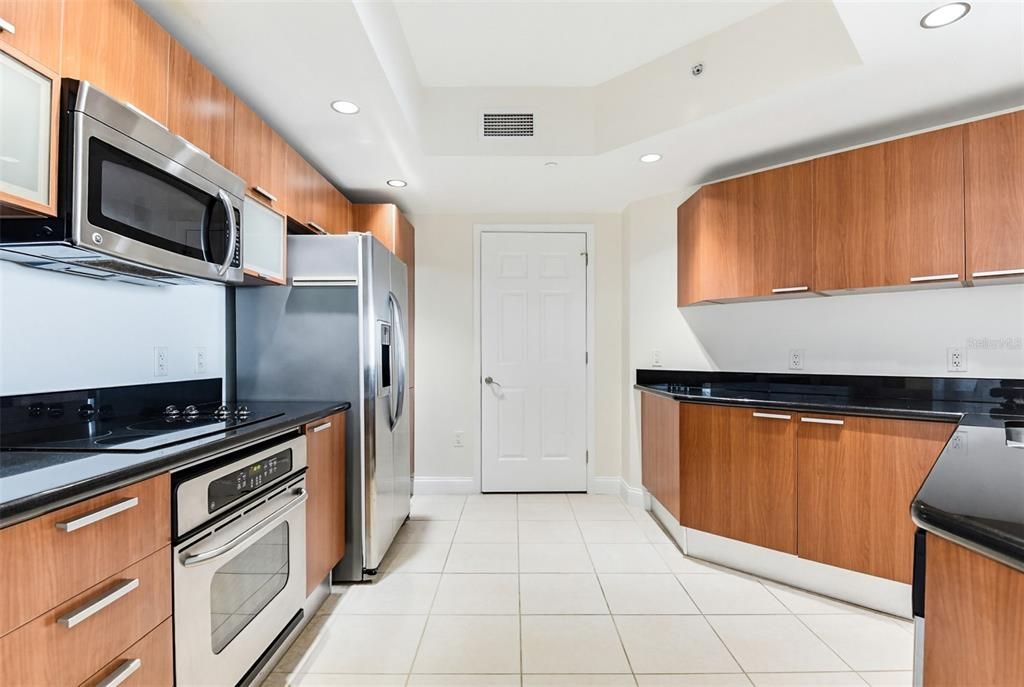 For Sale: $318,900 (2 beds, 2 baths, 1689 Square Feet)