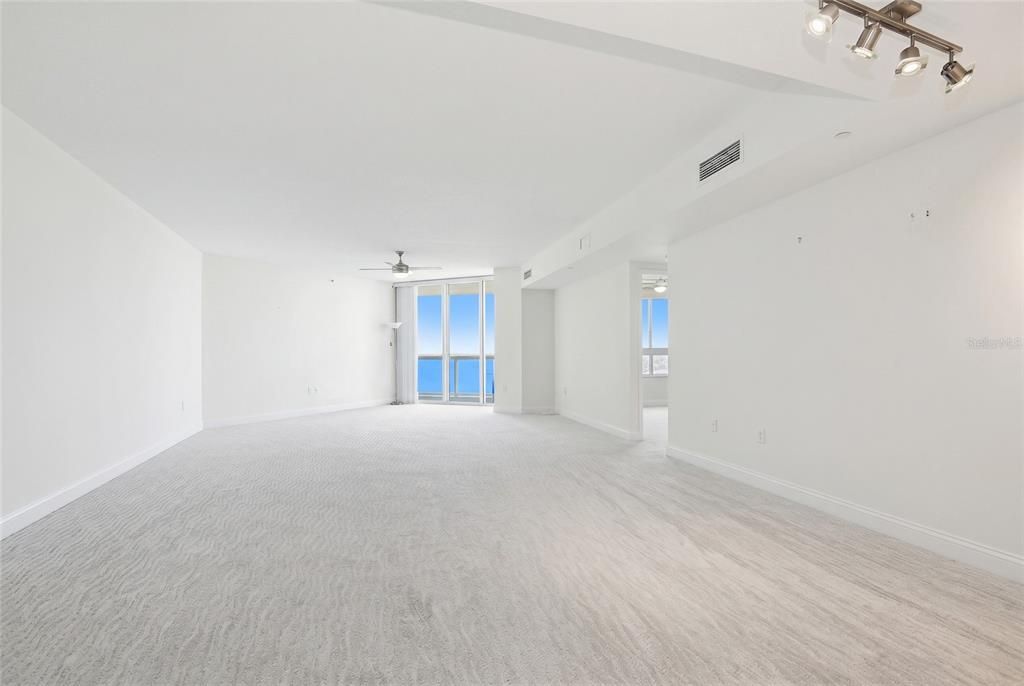For Sale: $318,900 (2 beds, 2 baths, 1689 Square Feet)
