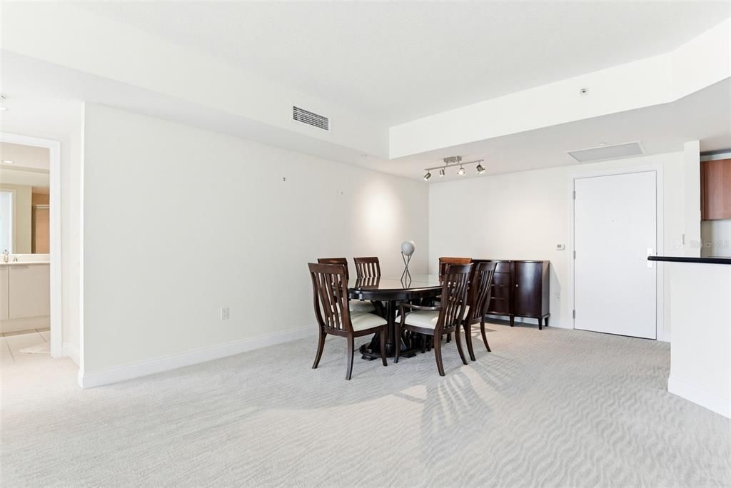 For Sale: $318,900 (2 beds, 2 baths, 1689 Square Feet)