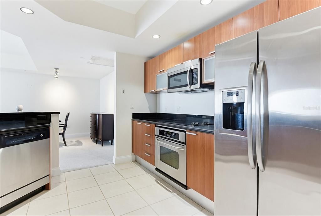 For Sale: $318,900 (2 beds, 2 baths, 1689 Square Feet)