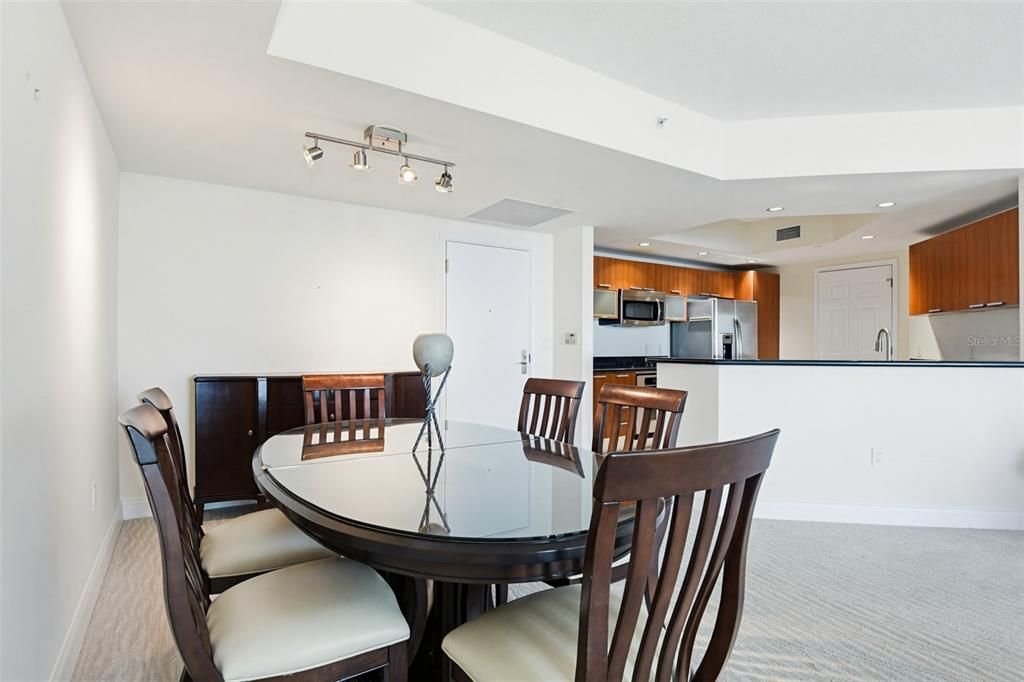 For Sale: $318,900 (2 beds, 2 baths, 1689 Square Feet)
