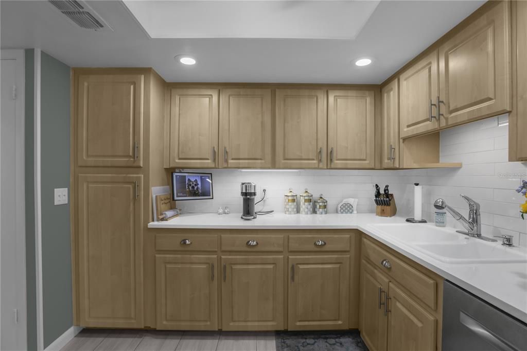 Active With Contract: $360,000 (3 beds, 3 baths, 1889 Square Feet)