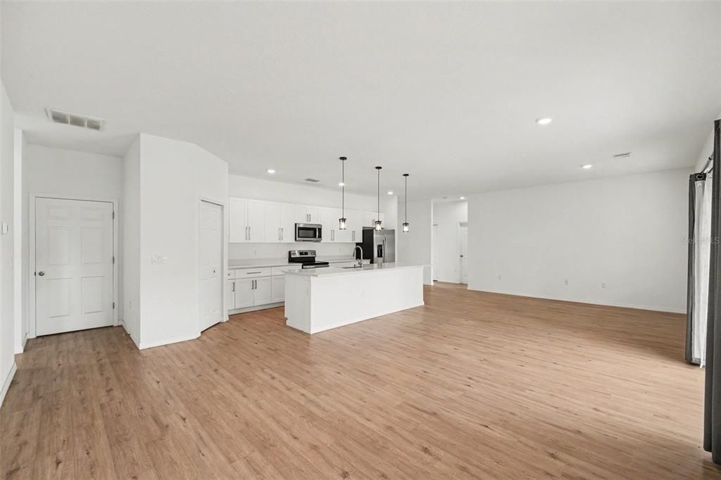 For Sale: $390,000 (4 beds, 3 baths, 1970 Square Feet)