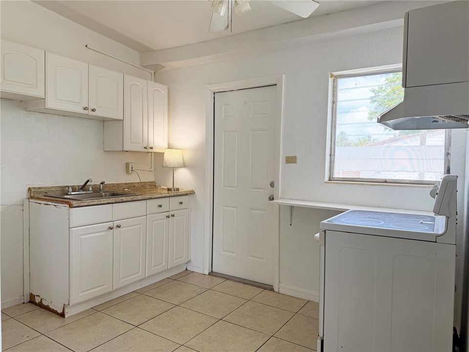 For Sale: $175,000 (3 beds, 1 baths, 828 Square Feet)
