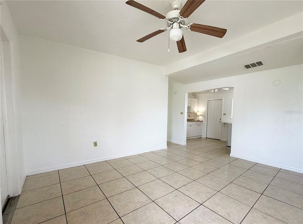 For Sale: $175,000 (3 beds, 1 baths, 828 Square Feet)