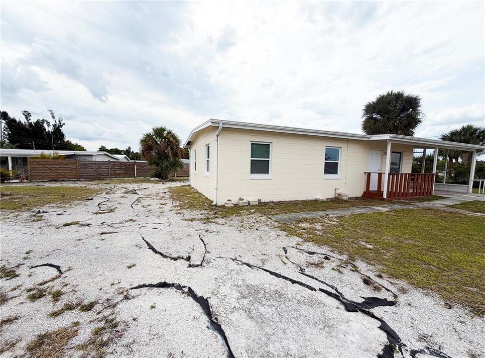 For Sale: $175,000 (3 beds, 1 baths, 828 Square Feet)