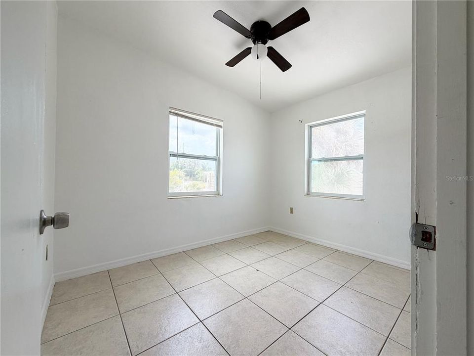 For Sale: $175,000 (3 beds, 1 baths, 828 Square Feet)