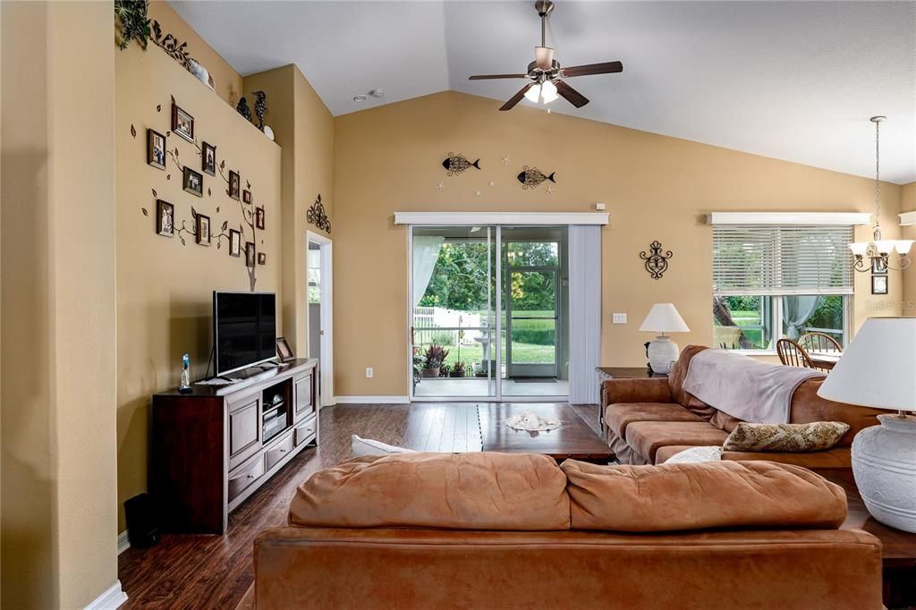 For Sale: $329,000 (3 beds, 2 baths, 1552 Square Feet)