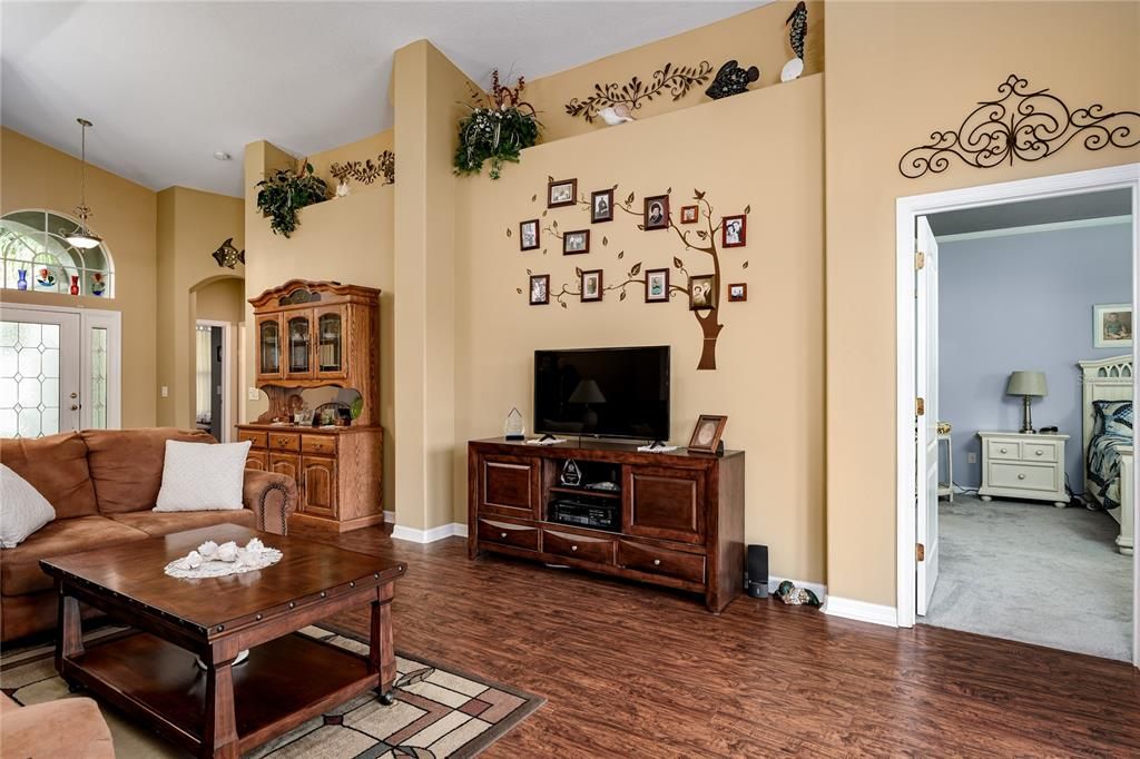 For Sale: $329,000 (3 beds, 2 baths, 1552 Square Feet)