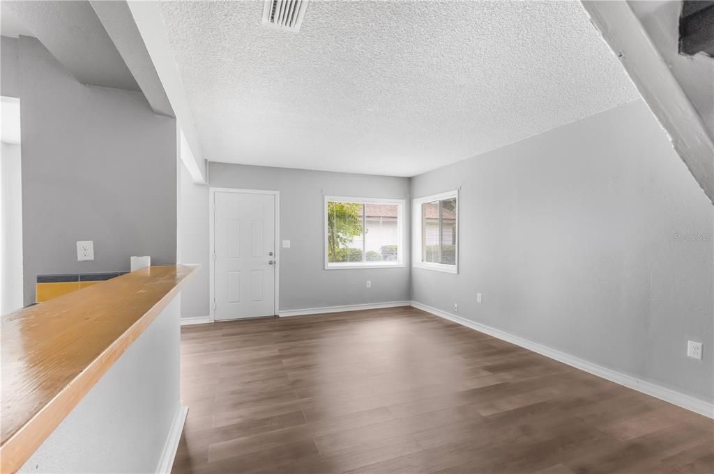 For Sale: $140,000 (2 beds, 1 baths, 898 Square Feet)