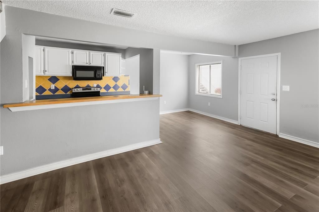 For Sale: $140,000 (2 beds, 1 baths, 898 Square Feet)