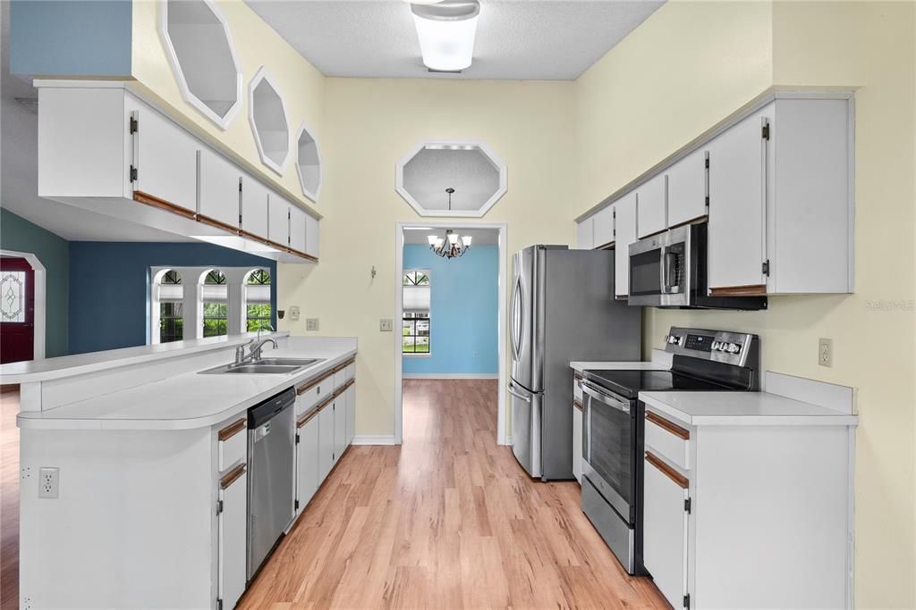 For Sale: $400,000 (3 beds, 2 baths, 1840 Square Feet)