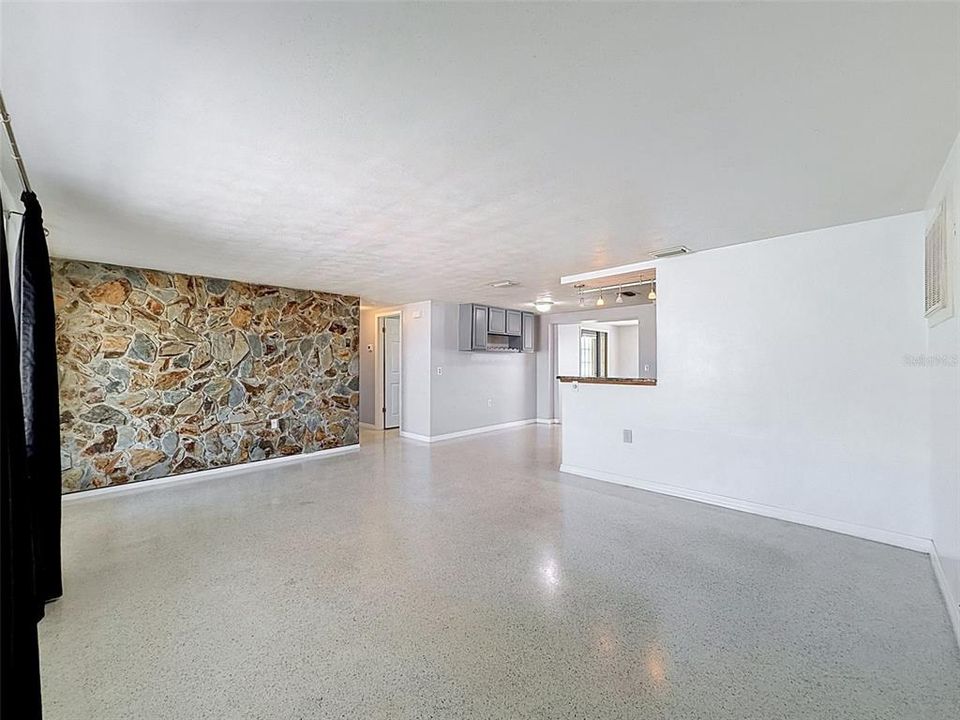 For Sale: $365,000 (2 beds, 1 baths, 1192 Square Feet)