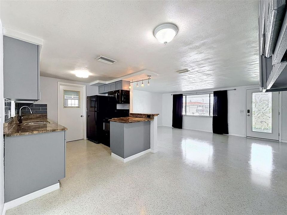 For Sale: $365,000 (2 beds, 1 baths, 1192 Square Feet)