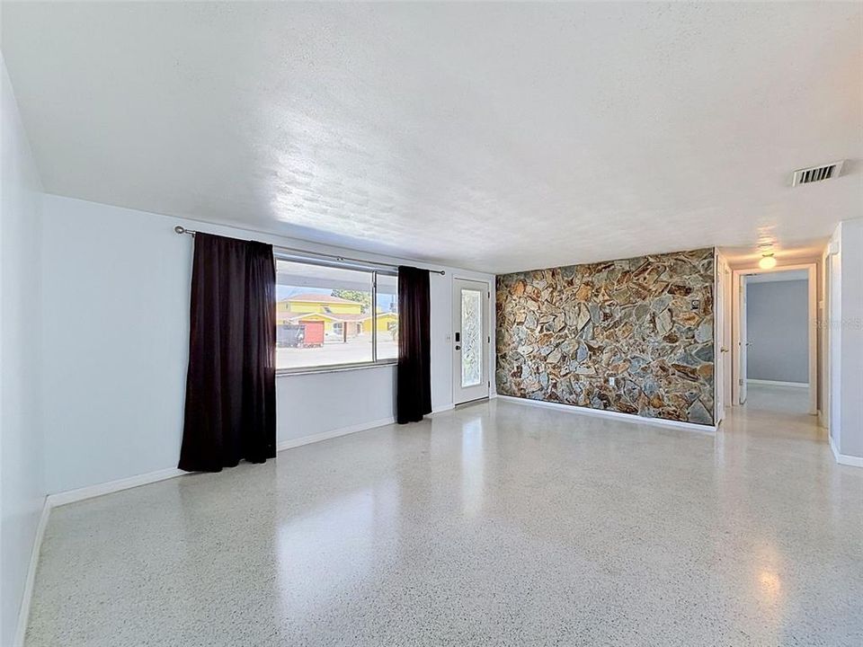 For Sale: $365,000 (2 beds, 1 baths, 1192 Square Feet)