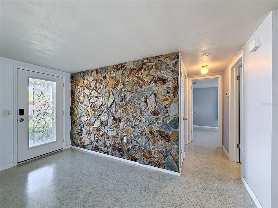 For Sale: $365,000 (2 beds, 1 baths, 1192 Square Feet)