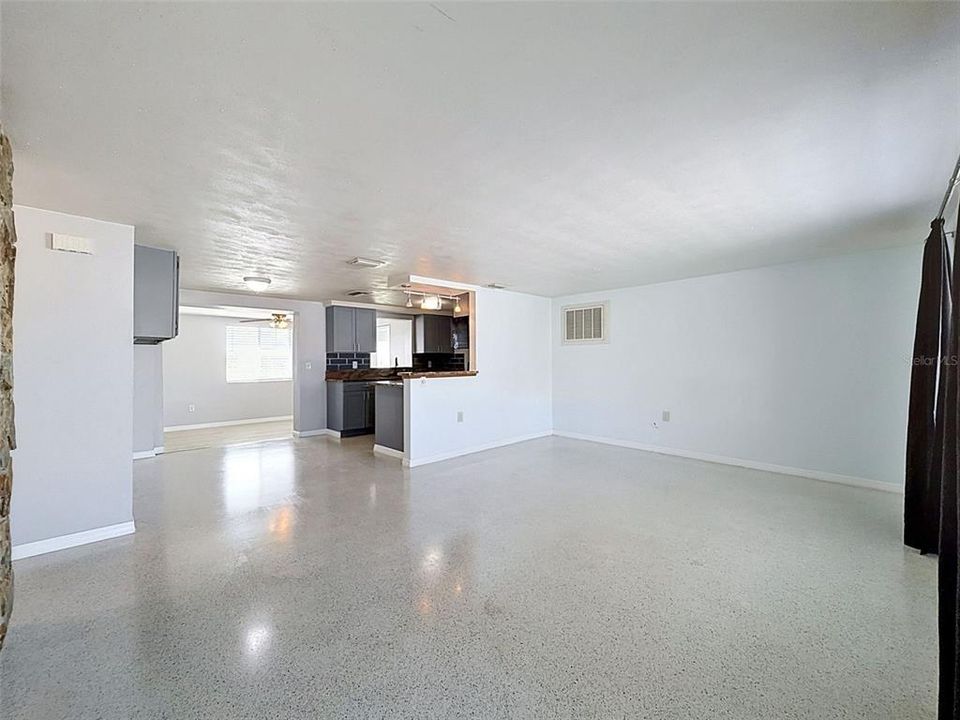 For Sale: $365,000 (2 beds, 1 baths, 1192 Square Feet)